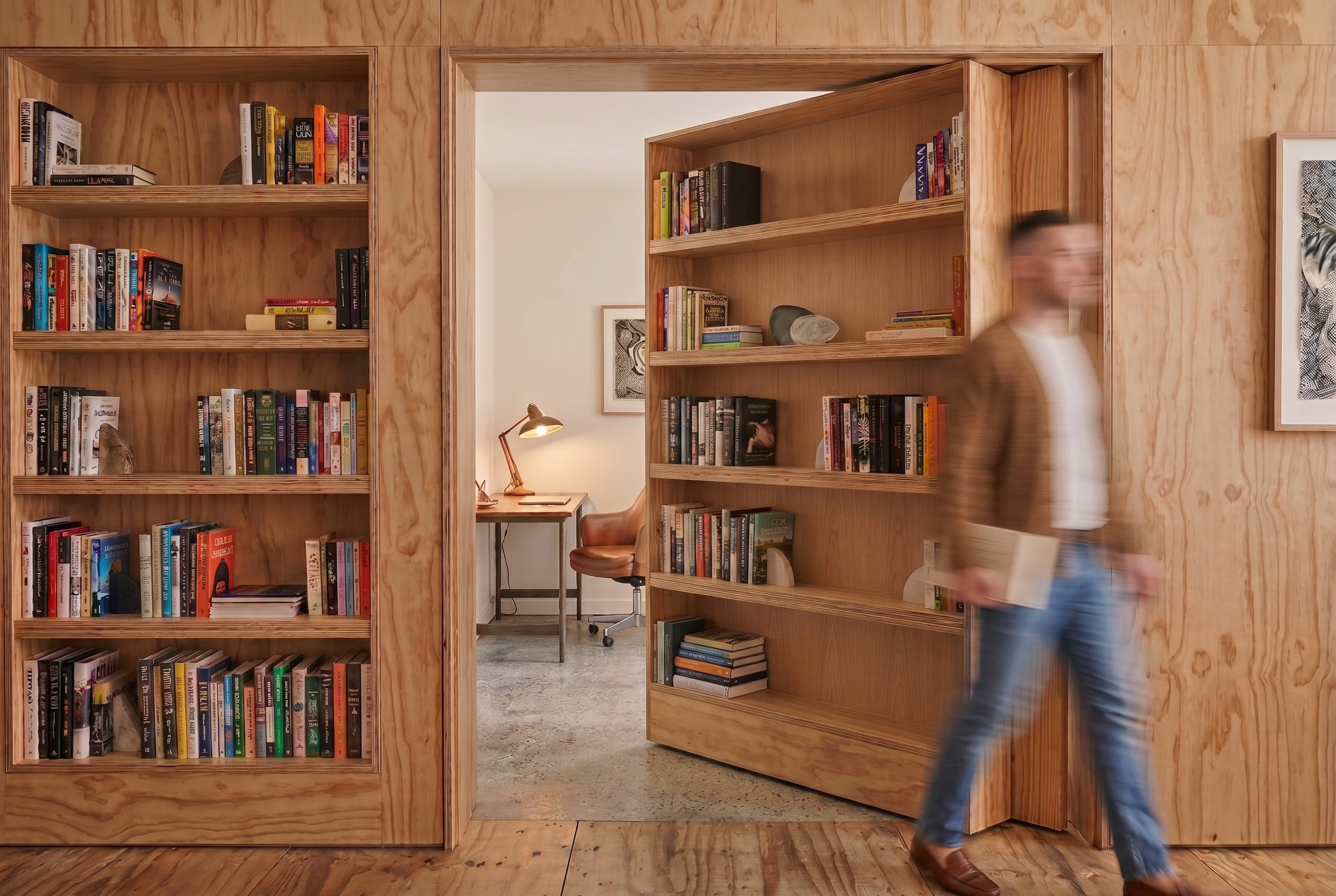 Bibliotek och rumsavdelare i plywood på ett kontor
